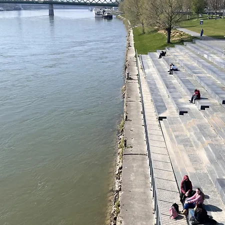 Apartment Executive Free Street Parking *