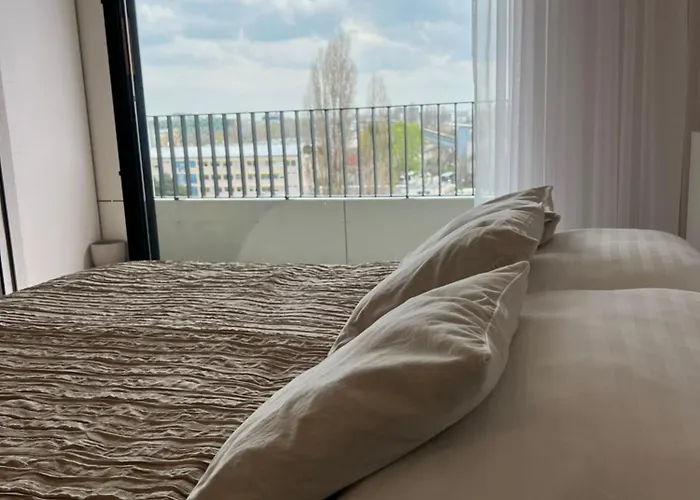 Executive Free Street Parking Apartment *