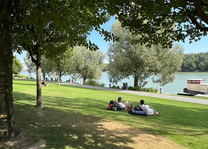 Executive Free Street Parking Apartment